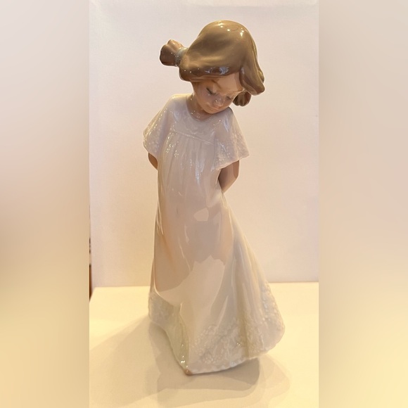 Lladro Nao “So Shy Girl” - Picture 1 of 7
